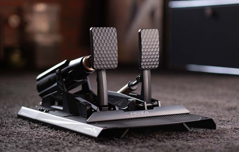 Pedał uniwersalny MOZA Racing mBooster RS076 Dwa aktywne pedały gazu stojące na szarym dywanie zgrabna konstrukcja prosty montaż system aktywnego oporu bolid Formuły 1