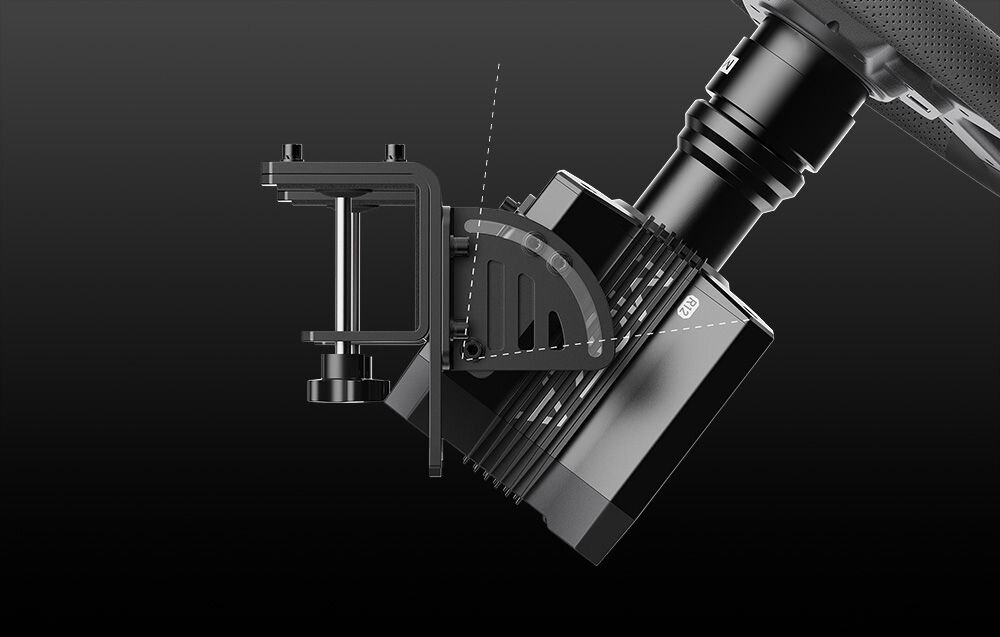 Zacisk do kierownicy do biurka MOZA Racing RS062 Proces montażu kierownicy R12 na czarnym zacisku montaż do biurka, profil aluminiowy, uniwersalny uchwyt, setup simracingowy