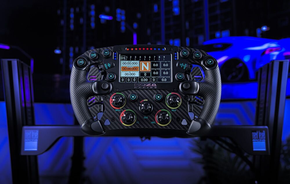 Kierownica MOZA Racing FSR V2 RS068 PC Czarna kierownica Moza Racing znajdująca się w pomieszczeniu oświetlonym na niebiesko kompatybilność bazy Moza Hub