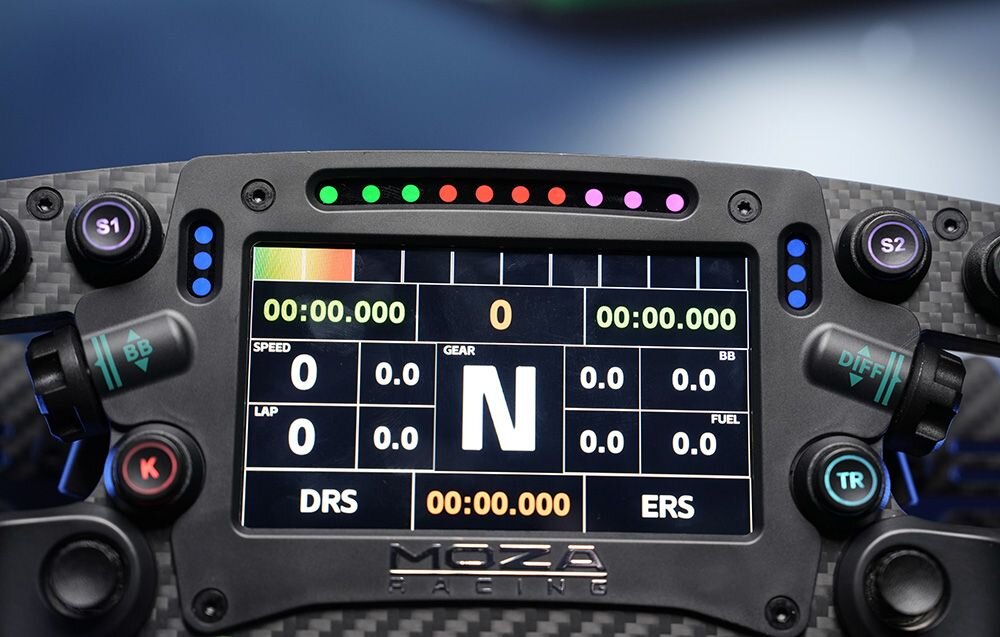 Kierownica MOZA Racing FSR V2 RS068 PC Zbliżenie na światła LED i ekran kierownicy gamingowej Moza Racing ekran wielkość rozdzielczość odświeżanie reakcja na gesty w czterech kierunkach modyfikacja wyglądu UI