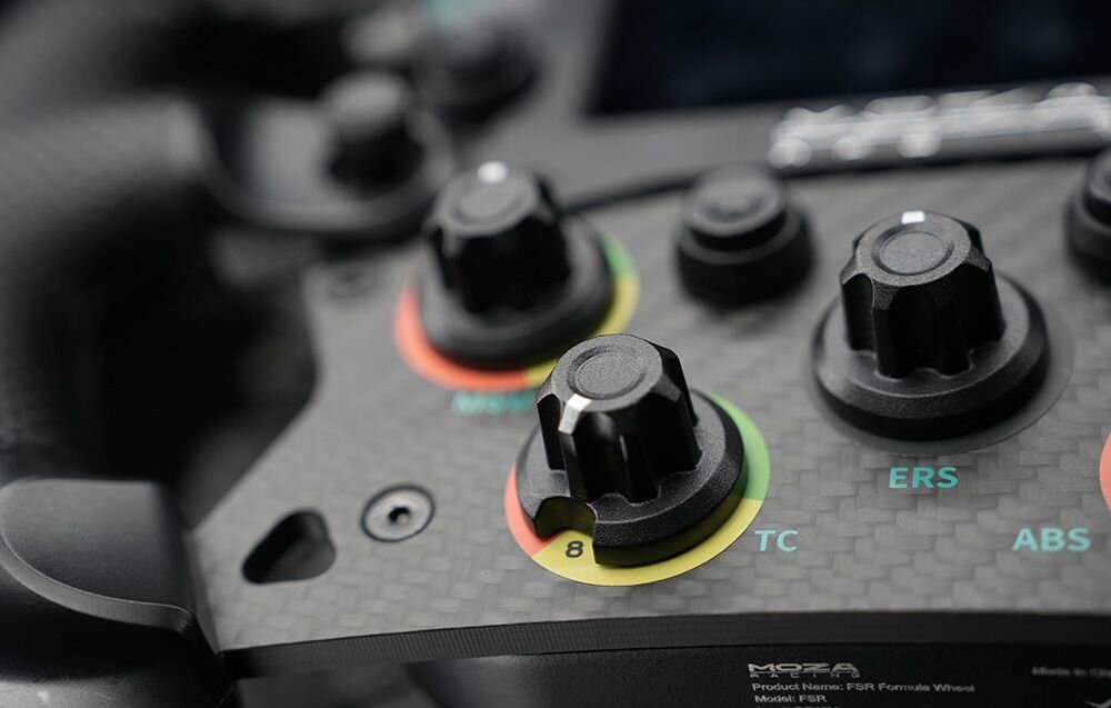 Kierownica MOZA Racing FSR V2 RS068 PC Zbliżenie na przyciski i pokrętła kierownicy gamingowej Moza Racing 6 programowalnych diod RGB własne alerty 10 wskaźników zmiany przełożeń