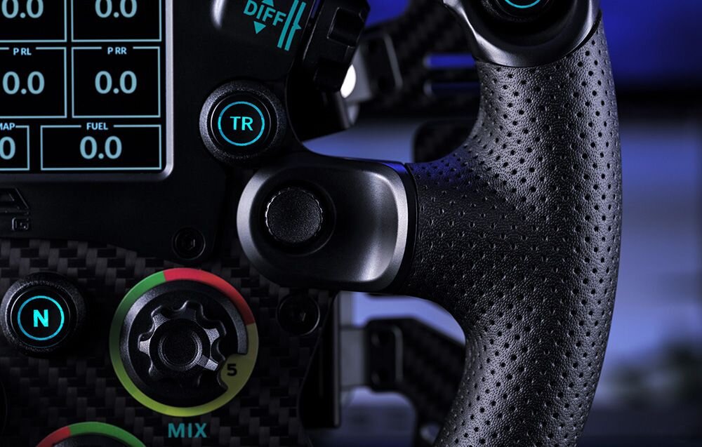 Kierownica MOZA Racing FSR V2 RS068 PC Zbliżenie na obręcz kierownicy gamingowej Moza z widocznymi przyciskami i kawałkiem ekranu sześć łopatek z włókna węglowego czujniki Halla dodatkowe przełączniki DRS KERS rozszerz możliwości