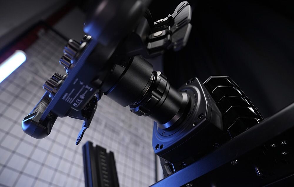 Kierownica MOZA Racing FSR V2 RS068 PC Widok od dołu na zamontowaną w bazie kierownicę gamingową Moza Racing 5-milimetrowy karbon stop aluminium perforowana mikrofibra łopatki do zmiany biegów 3-milimetrowe włókno węglowe