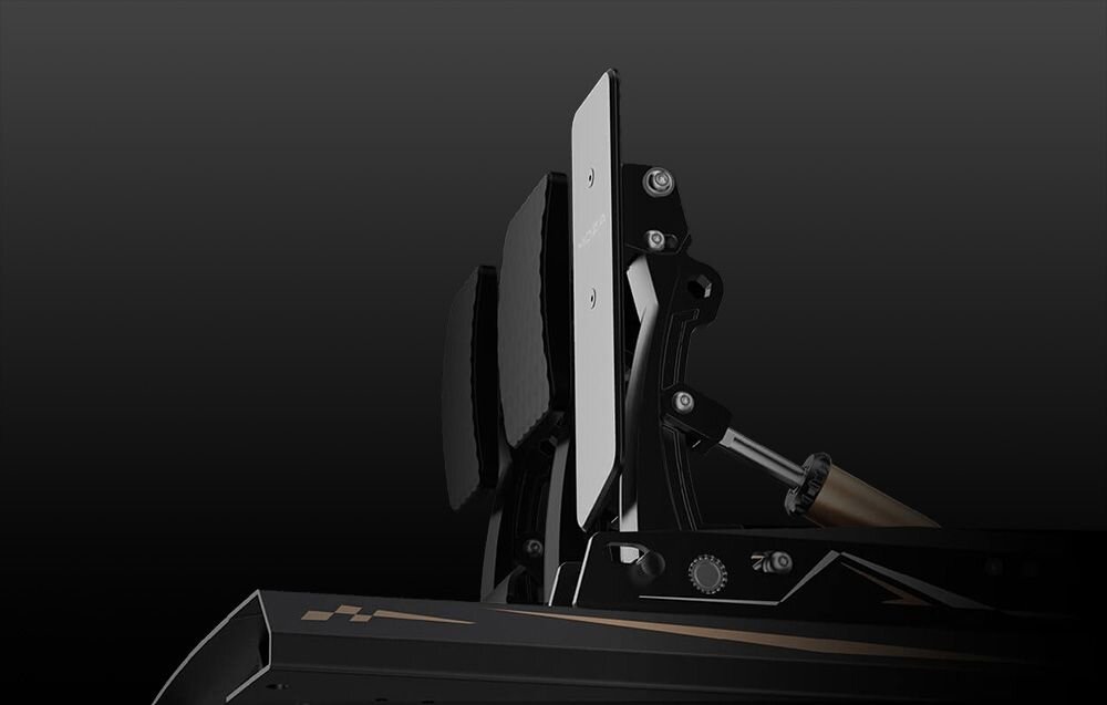 Nakładka pedału gazu do CRP2 MOZA Racing RS073 Widok z boku na pedały gamingowe na czarnym tle liniowa kontrola, modulacja gazu, czas okrążenia, precyzyjne przyspieszanie