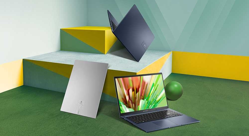 Laptop ASUS VivoBook 15 M1502YA na biurku z dużym ekranem – Gotowy na Twoje potrzeby