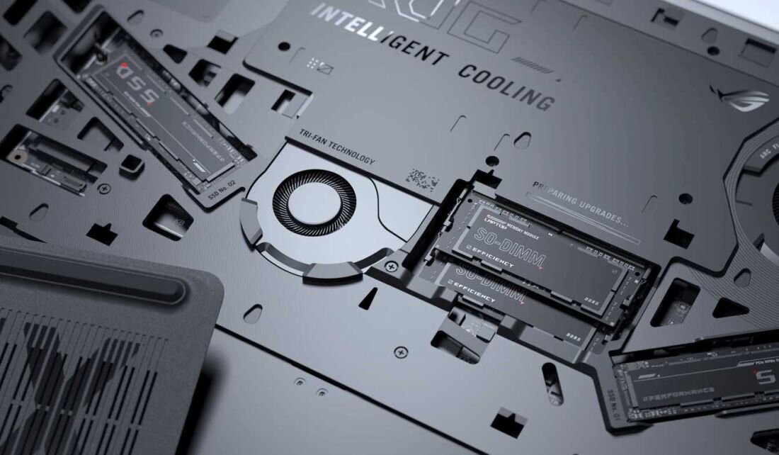 Wnętrze laptopa ASUS ROG Strix SCAR 18 z widocznym systemem Q-latch – łatwy dostęp do gniazd RAM DDR5, dysków SSD M.2 i wentylatorów bez użycia narzędzi