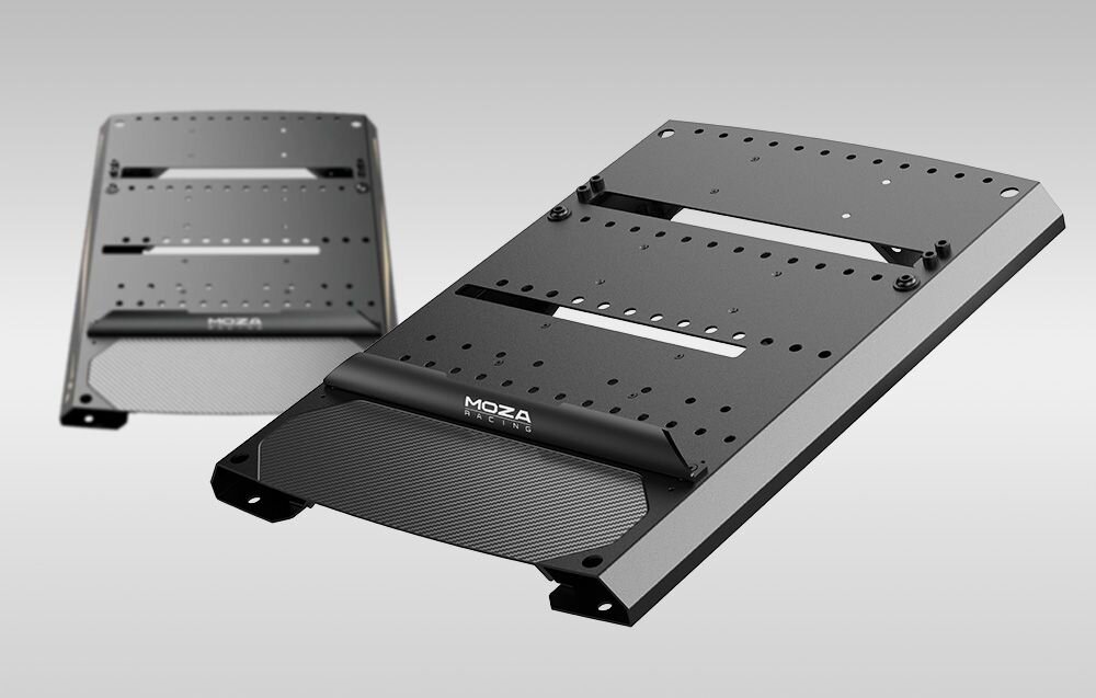 Mocowanie do pedałów mBooster/CRP/CRP2 MOZA Racing RS083 Dwa modele mocowania do pedałów Moza Racing, model w oddali jest delikatnie transparentny otwory montażowe, system mBooster, kompatybilność CRP, szybka instalacja