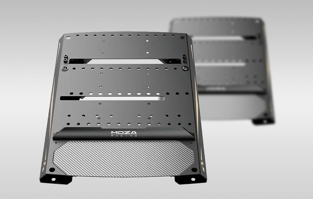 Mocowanie do pedałów mBooster/CRP/CRP2 MOZA Racing RS083 Dwa mocowania Moza Racing stojące obok siebie na szarym tle wzmocniona stal, śruby M8, stabilność riga, brak wibracji