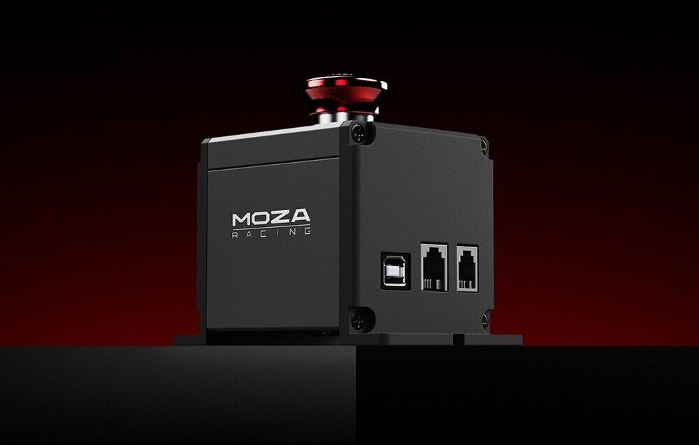 Awaryjny wyłącznik zasilania Moza Racing E-Stop RS063 adapter na ciemnym podeście na czerwonym tle z gradientem kontrola nad symulacją natychmiastowe odcięcie zasilania