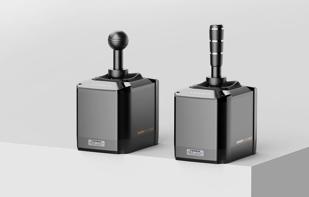 Wymienne drążki MOZA Racing RS079 Dwa wymienne drążki MOZA: klasyczna kulka oraz wysoki drążek sekwencyjny na eleganckich bazach dwa drążki stop aluminium układ H-pattern tryb sekwencyjny