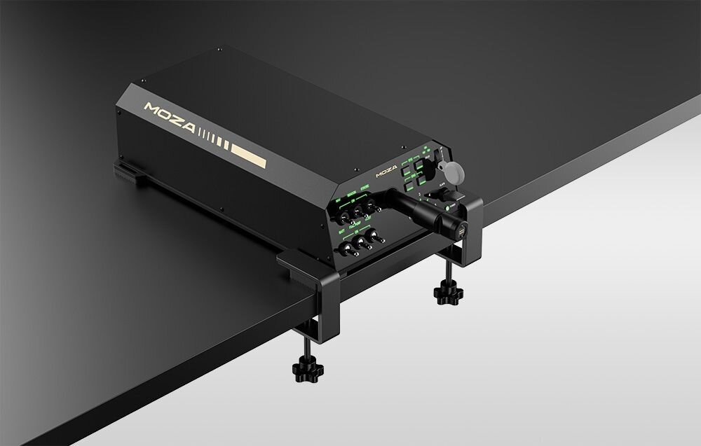 Zaciski do biurka do bazy AY210 MOZA Racing AS013 Czarny zacisk biurkowy MOZA Racing zamontowany do blatu, stabilizujący baze.