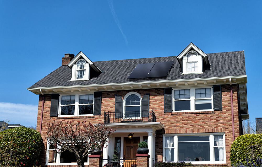 Fotowoltaika balkonowa ECOFLOW Mini Flex, aplikacja, zaawansowanej, Mikroinwerter, prognozy, AI, dom jednorodzinny na którym na dachu zamontowano fotowoltaiczne panele