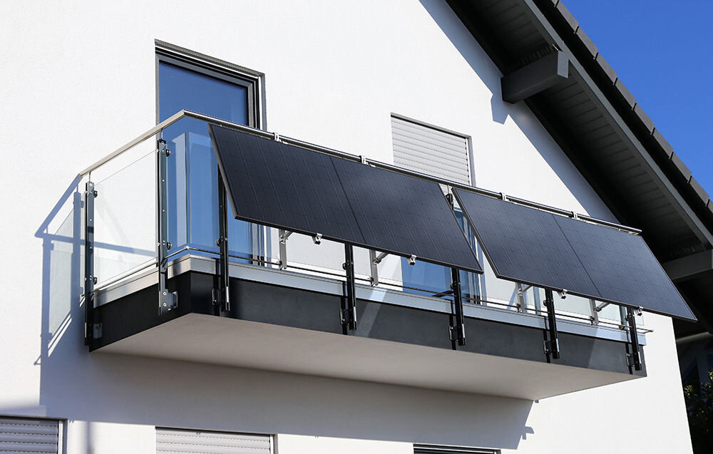 Fotowoltaika balkonowa ECOFLOW Mini Flex, ingerencja, mieszkania, montaż, pomoc, instalacja, panele fotowoltaiczne zamontowane do ścianki balkonu na budynku jednorodzinnym