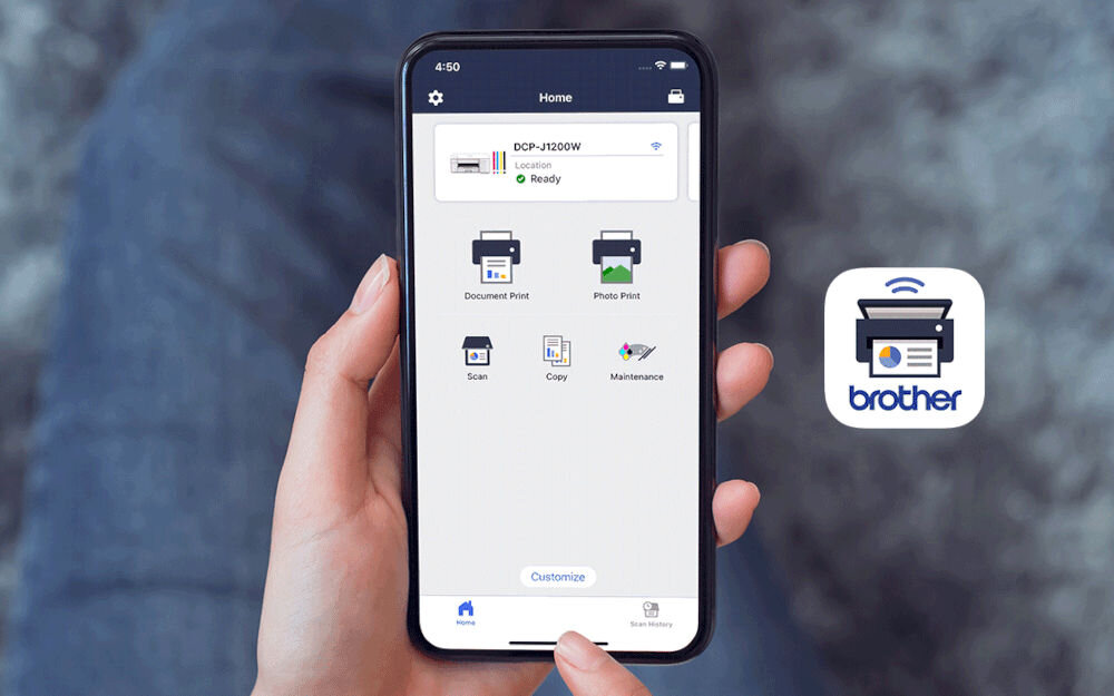 Urządzenie wielofunkcyjne BROTHER DCPT435WYJ1 Druk w kolorze, Wi-Fi prezentacja aplikacji na telefonie trzymanym w dłoni obok ikona aplikacji druk mobilny smartfon aplikacja Brother Mobile Connect bez konieczności użycia komputera