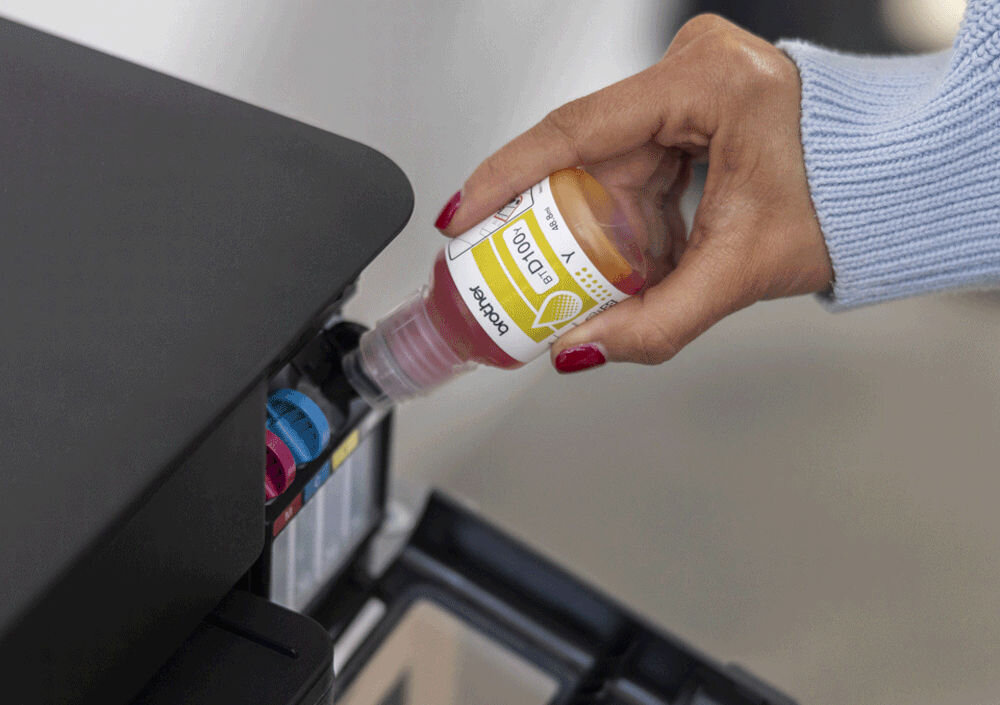 Urządzenie wielofunkcyjne BROTHER DCPT435WYJ1 Druk w kolorze, Wi-Fi prezentacja uzupełniania atramentu w urządzeniu przez kobietę wielofunkcyjne wydajne butelki z tuszem bezprzewodowo efektywność na wyciągnięcie ręki