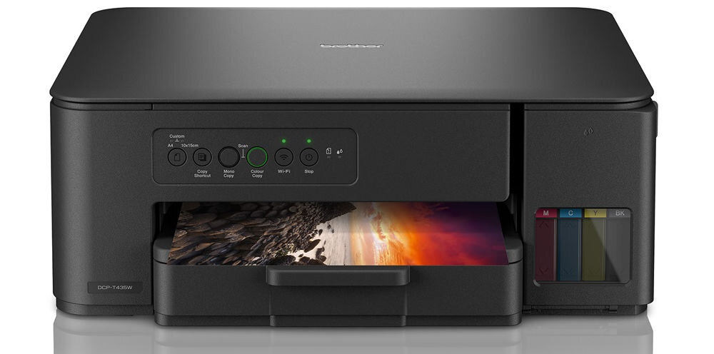 Urządzenie wielofunkcyjne BROTHER DCPT435WYJ1 Druk w kolorze, Wi-Fi prezentacja urządzenia od przodu na białym tle z wydrukowaną kartką kolorowy wydruk zdjęć efektowne dokumenty tworzenie profesjonalnych materiałów