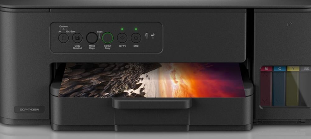 Urządzenie wielofunkcyjne BROTHER DCPT435WYJ1 Druk w kolorze, Wi-Fi zbliżenie na panel sterowania oraz wydrukowaną w kolorze kartkę szybki dokładny wydruk ilość mono czas wydruku pierwszej strony rozdzielczość tryb cichy bez zakłócania domowego spokoju