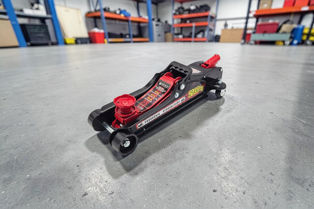 Podnośnik hydrauliczny EXTRALINK 29614 2500 kg, podnośnik, auto, warsztat, hydraulika, Podnośnik hydrauliczny żabka ustawiony na posadzce w profesjonalnym warsztacie.