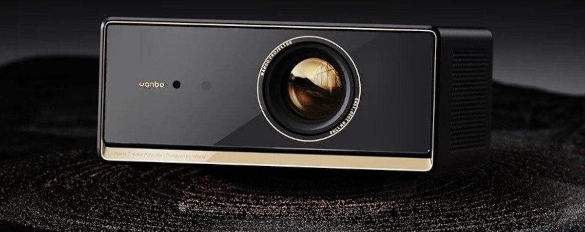 Projektor WANBO X5 Pro New głośniki HiFi 10W DSP mocny dźwięk, projektor sotjący na czarnym postumencie