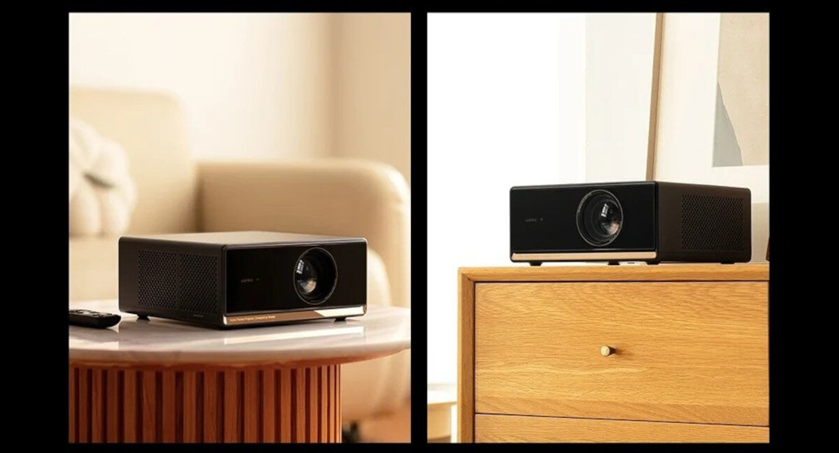 Projektor WANBO X5 Pro New elegancki design granat złote detale panel kryształowy, projektor sotjący na soliku w pomieszczeniu