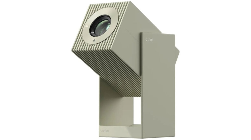 Projektor WANBO Cube 2 Pro Android TV 11.0 Full HD Netflix dźwięk 8W, projektor stojący pod skosem na białym tle