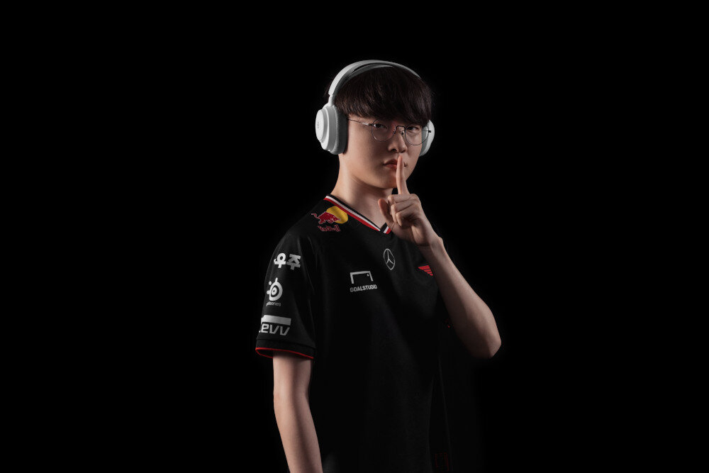 Słuchawki STEELSERIES Arctis Nova 7 Gen 2 zestaw funkcji audio mikrofon dwukierunkowy neodymowe przetworniki, gracz esportu z założonymi słuchawkami nausznymi na czarnym tle