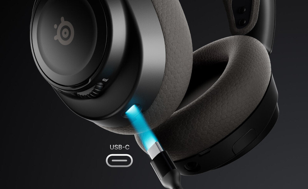 Słuchawki STEELSERIES Arctis Nova 7P Gen 2 bateria 54 godzin szybkie ładowanie 6 godzin gry, kadr słuchawek z portem USB-C, kabel USB-C