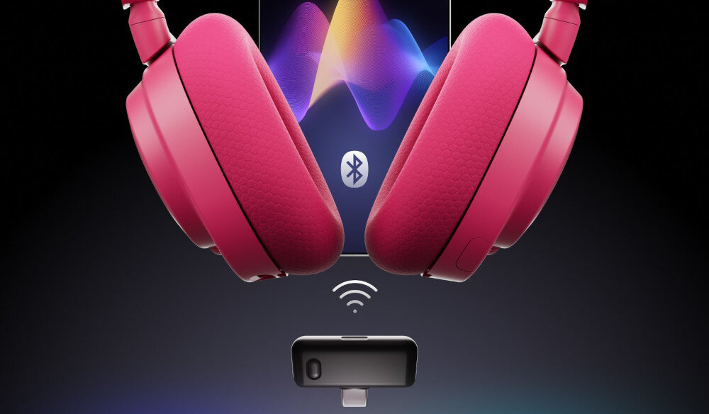 Słuchawki STEELSERIES Arctis Nova 7 Gen 2 łączność 2,4 GHz Bluetooth miksowanie dźwięku, słuchawki nauszne od frontu na ciemnym tle, adapter, logo wi-fi oraz Bluetooth