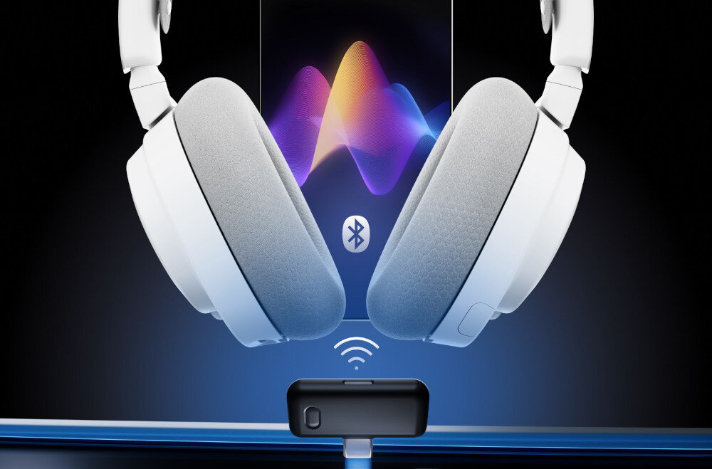 Słuchawki STEELSERIES Arctis Nova 7X Gen 2 łączność 2,4 GHz Bluetooth miksowanie dźwięku, słuchawki nauszne od frontu na ciemnym tle, adapter, logo wi-fi oraz Bluetooth
