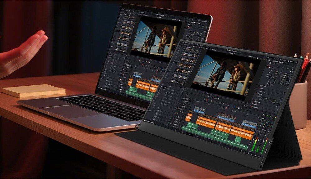 Monitor ZEUSLAP P16A Laptop stojący na biurku obok przenośnego monitora, oba ekrany wyświetlają ten sam program do montażu wideo, opis