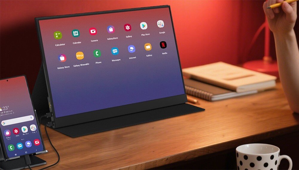 Monitor ZEUSLAP P16A Smartfon podłączony do monitora na biurku, na ekranie widoczny interfejs w trybie podobnym do pulpitu komputera, konstrukcja, podpórka, zasilanie, głośniki