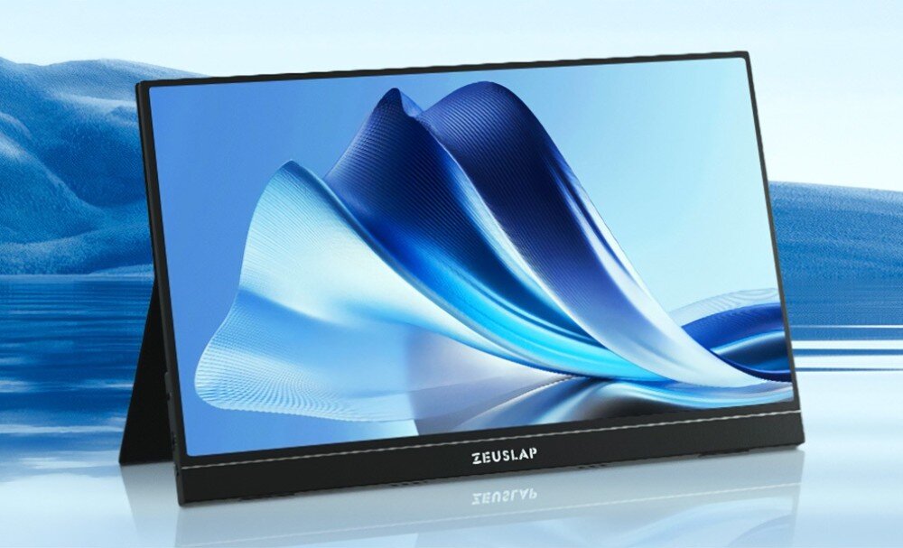 Monitor ZEUSLAP ZP156K Monitor z abstrakcyjną niebieską grafiką ustawiony na tle krajobrazu z wodą i górami, matryca IPS, kolory, odwzorowanie barw, kontrast