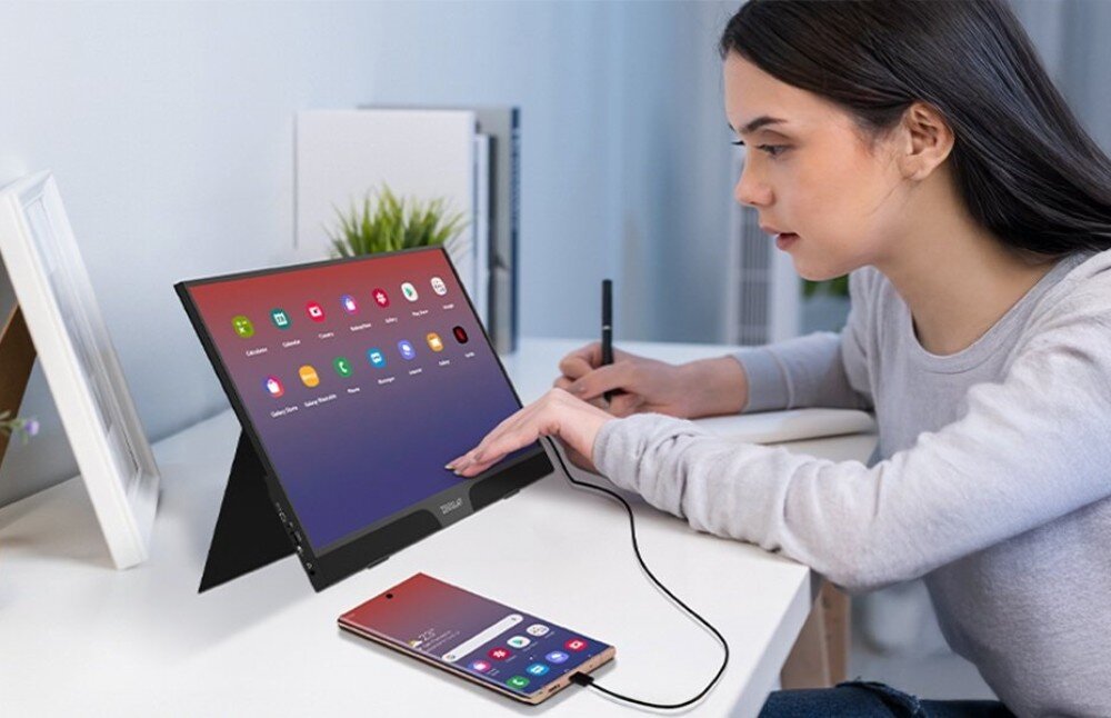 Monitor ZEUSLAP Z15ST Kobieta siedząca przy biurku korzysta z przenośnego monitora podłączonego do smartfona, kompatybilność, podłączenie, gniazda