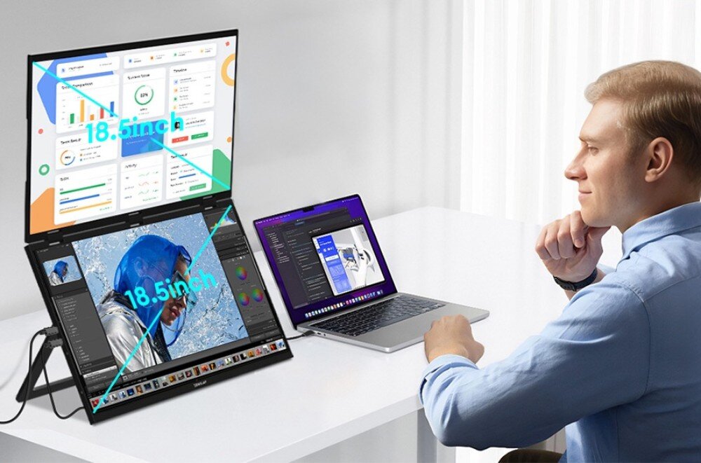 Monitor ZEUSLAP Z18W Mężczyzna siedzący przy biurku patrzy na laptop i podwójny ekran 18,5 cala ustawiony przed nim, na którym widać wykresy i zdjęcie, cechy, wyświetlacze, przekątna, zastosowanie