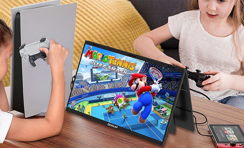 Monitor ZEUSLAP Z18W Dwoje dzieci grających w grę wideo, jedno trzyma pada od konsoli, drugie konsolę, a obraz gry Mario Tennis wyświetla się na monitorze, kompatybilność, porty, głośniki