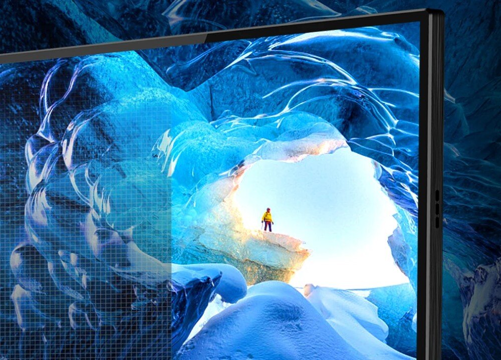 Monitor ZEUSLAP P16KT Zbliżenie na ekran z wyświetlonym obrazem lodowej jaskini z postacią człowieka stojącego w oddali, przekątna, rozdzielczość, matowa powłoka