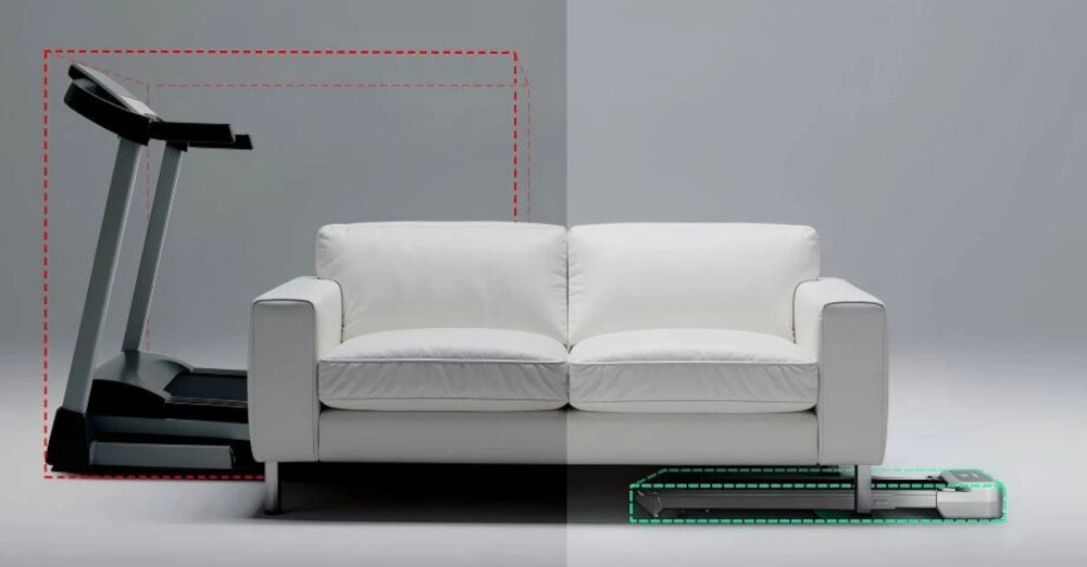 Bieżnia elektryczna UREVO Foldmix 5 Pro 1864W 13.4 km-h kanapa szare tło dwa ujęcia bieżni jedna bieżnia stoi za kanapą druga leży pod kanapą wygodne wykonywanie treningów w domu zakres prędkości od 1 do 13,4 km/h sprzyja kontroli wagi poprawie samopoczucia zwiększa energię