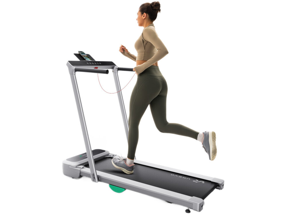 Bieżnia elektryczna UREVO Foldmix 5 Pro 1864W 13.4 km-h bieżnia na białym tle widoczna od tyłu pod skosem na bieżni biegnie osoba pas bieżny o wymiarach 40 × 120 cm odpowiednia przestrzeń do swobodnego kroku stabilność ruchu wspiera dłuższe i bardziej komfortowe sesje treningowe