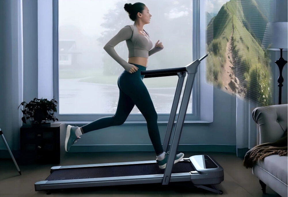 Bieżnia elektryczna UREVO Foldmix 5L Pro 2237W 13.4 km-h kanapa szare tło dwa ujęcia bieżni jedna bieżnia stoi za kanapą druga leży pod kanapą wygodne wykonywanie treningów w domu zakres prędkości od 1 do 13,4 km/h sprzyja kontroli wagi poprawie samopoczucia zwiększa energię