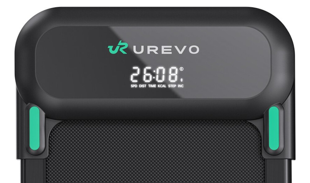 Bieżnia elektryczna UREVO Spacewalk 5L 600W 6 km-h zbliżenie na wyświetlacz czytelny wyświetlacz funkcje czas dystans prędkość spalone kalorie pilot zdalnego sterowania pozwala wygodnie rozpoczynać trening kontrolować parametry zasilany dwoma bateriami AAA