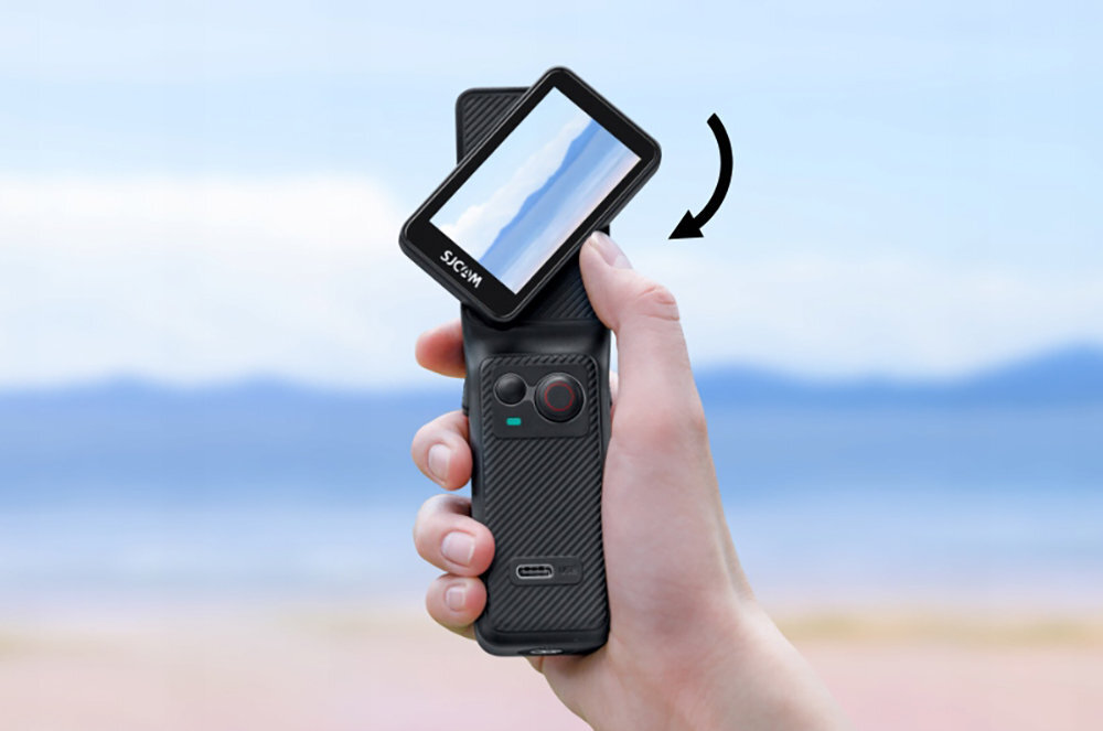 SJCAM C400 - kamera z obracanym ekranem na tle morza