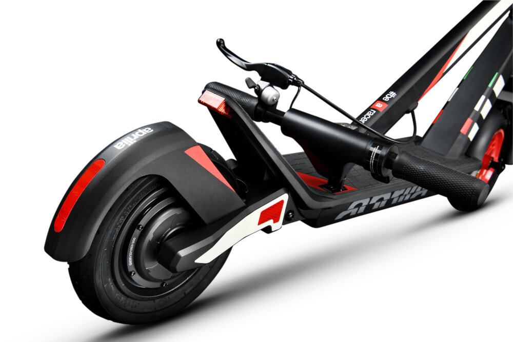 Hulajnoga elektryczna APRILIA E-SR2 Czarno-czerwony silnik moc 350 W maksymalna prędkość do 25 km/h bateria pojemność 8 Ah zasięg do 25 km czas ładowania około 5 godzin