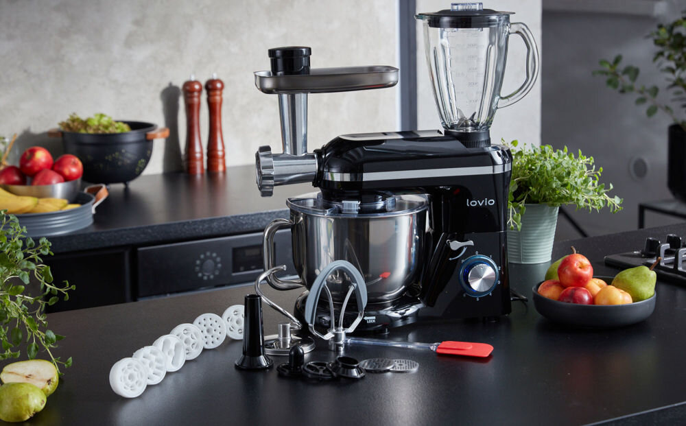 Robot kuchenny planetarny LOVIO HOME ChefAssistant Plus LVSTM02PRD 1900W z blenderem kielichowym i maszynką do mięsa robot stoi na blacie w kuchni akcesoria blender przystawka do mielenia szpatułka końcówki maszynka do mielenia mięsa domowe kiełbasy burgery świeżo mielone mięso solidna konstrukcja łatwy montaż wygodna i intuicyjna obsługa przystawki do przygotowywania makaronów i kiełbas zwiększone możliwości kulinarne