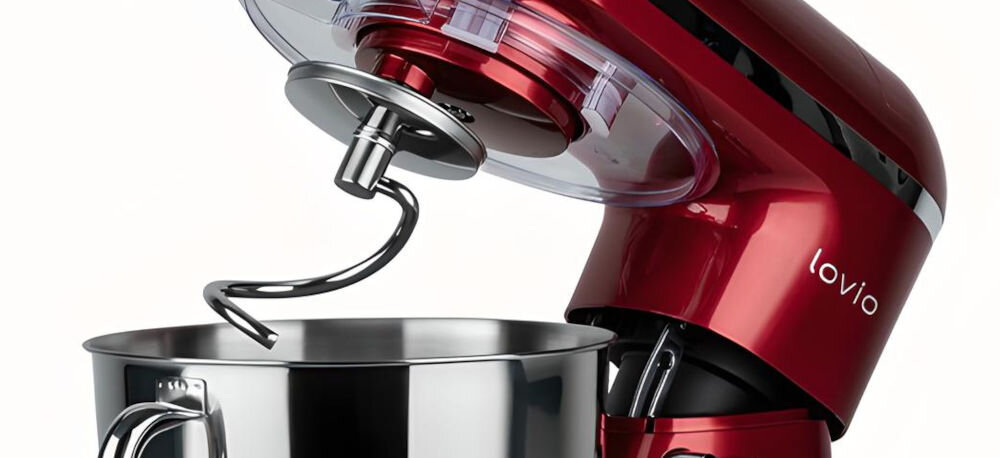 Robot kuchenny planetarny LOVIO HOME ChefAssistant Plus LVSTM02PRD 1900W z blenderem kielichowym i maszynką do mięsa końcówka ubijająca osłonka hak silikonowe krawędzie część misy białe tło hak do wyrabiania ciasta domowy chleb pizza ciastka precyzyjne zagniatanie składników optymalna konsystencja ciasta mechanizm planetarny równomierne mieszanie odpowiednio połączone składniki