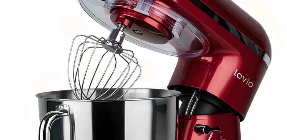 Robot kuchenny planetarny LOVIO HOME ChefAssistant Plus LVSTM02PRD 1900W z blenderem kielichowym i maszynką do mięsa końcówka ubijająca osłonka silikonowe krawędzie część misy białe tło puszyste masy bita śmietana kremy piany z białek wysoka moc silnika precyzyjnie dobrane prędkości pracy lekkie bezy gęste kremy optymalne rezultaty