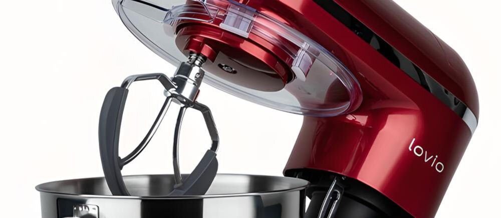 Robot kuchenny planetarny LOVIO HOME ChefAssistant Plus LVSTM02PRD 1900W z blenderem kielichowym i maszynką do mięsa mieszadło osłonka silikonowe krawędzie część misy białe tło mieszadło z silikonowymi krawędziami dokładne równomierne mieszanie składników ciasta kremy masy odpowiednia konsystencja składniki nie pozostają na ściankach misy kulinarna precyzja