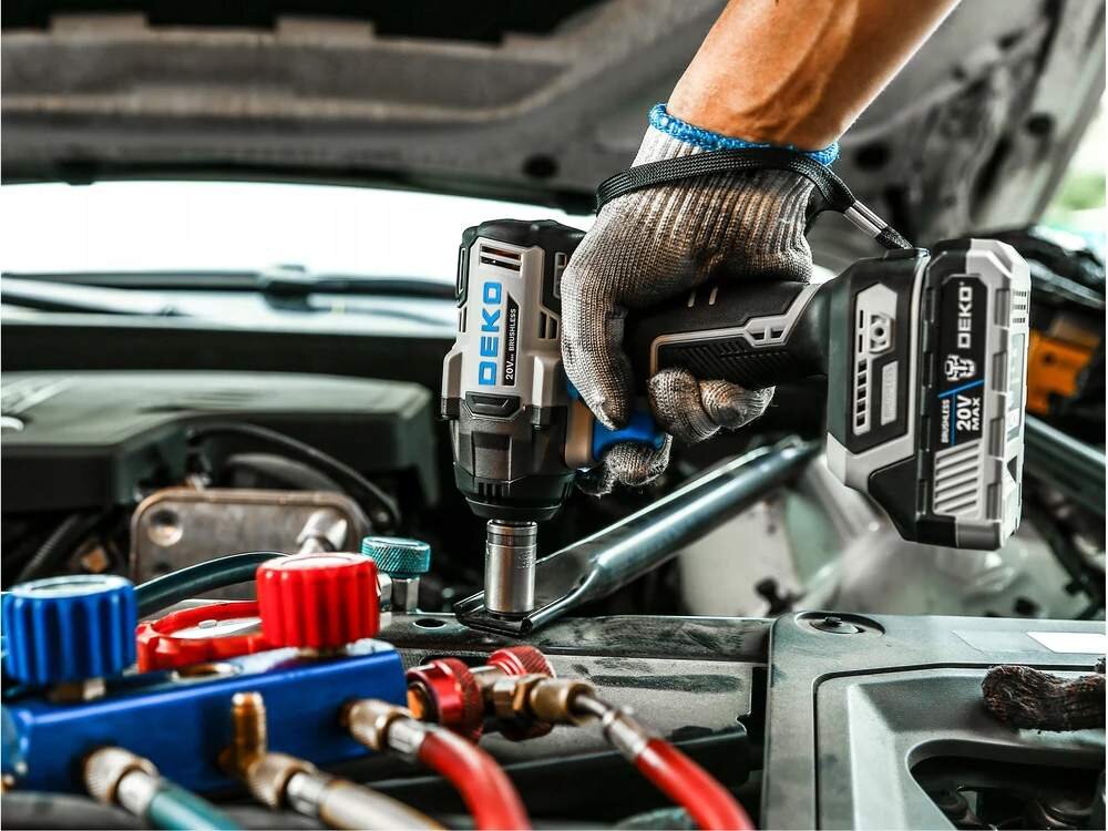 Klucz udarowy DEKO DKBW20XL01-S3, Pomocnik Twojego warsztatu, Klucz udarowy wkręca śrubę przy otwartym silniku auta