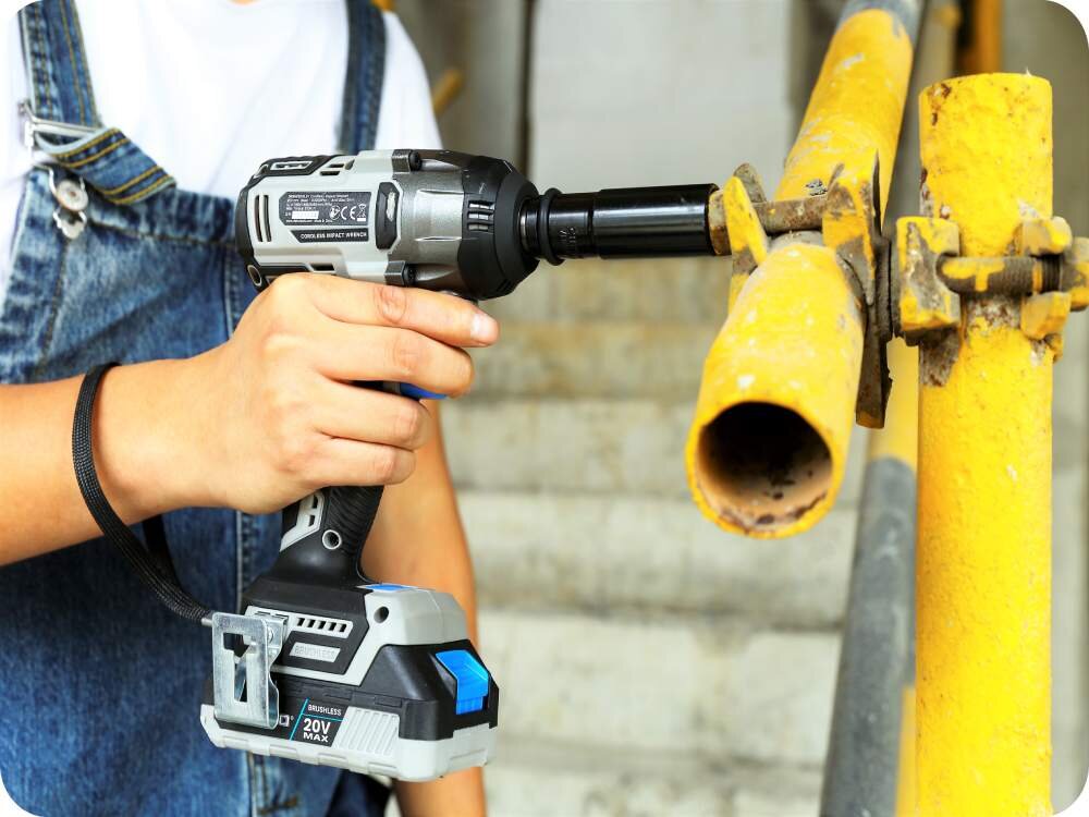 Klucz udarowy DEKO DKBW20XL01-S3, Solidna budowa, wygodna praca, Osoba dokręca śrubę kluczem do konstrukcji budowlanej