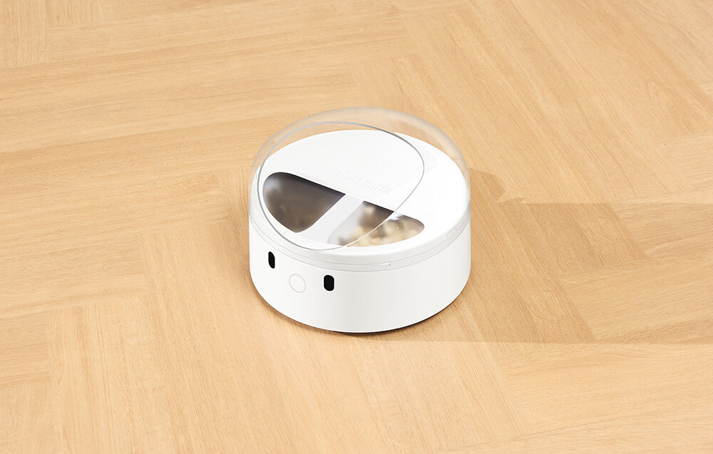 Dozownik karmy automatyczny CATLINK F03 Standard biała miska dwa zbiorniki przeźroczysta pokrywa Obrotowa pokrywa zamyka dostęp do karmy tuż po zakończeniu posiłku czyste świeże pełnowartościowe dania zdrowa bezpieczna karma 