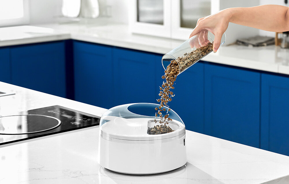 Dozownik karmy automatyczny CATLINK F03 Standard biały dozownik przeźroczysta pokrywa wsypywanie karmy do urządzenia dla troskliwych opiekunów kotów podwójna miseczka łączna pojemność 400 ml do 200 g suchej karmy optymalne pokrycie dziennego zapotrzebowania żywieniowego pupila serwowanie dwóch różnych rodzajów karmy zbilansowana dieta funkcjonalność troska o zdrowie zwierzaka 